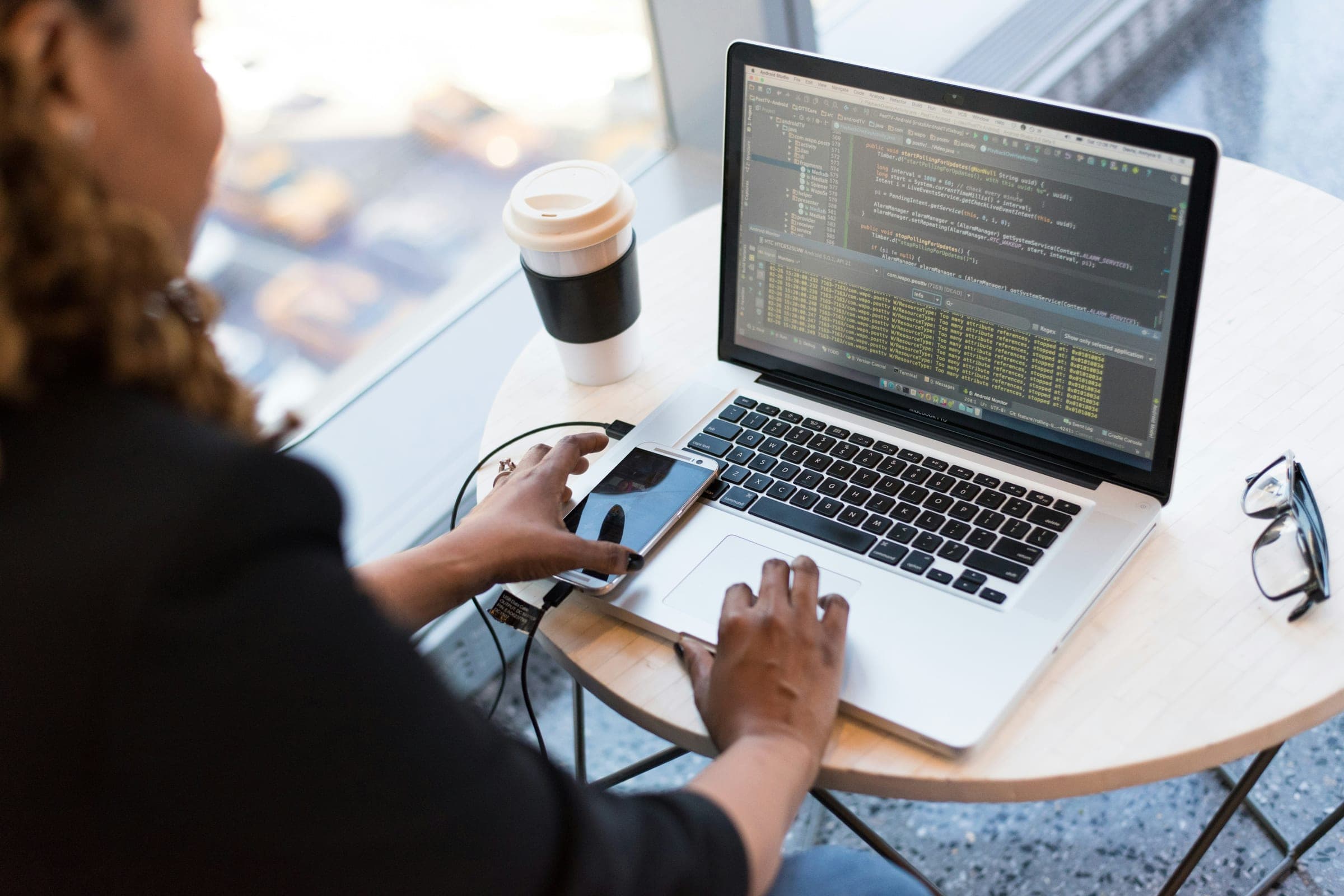 IT-specialist som arbetar vid en dator i en modern svensk kontorsmiljö