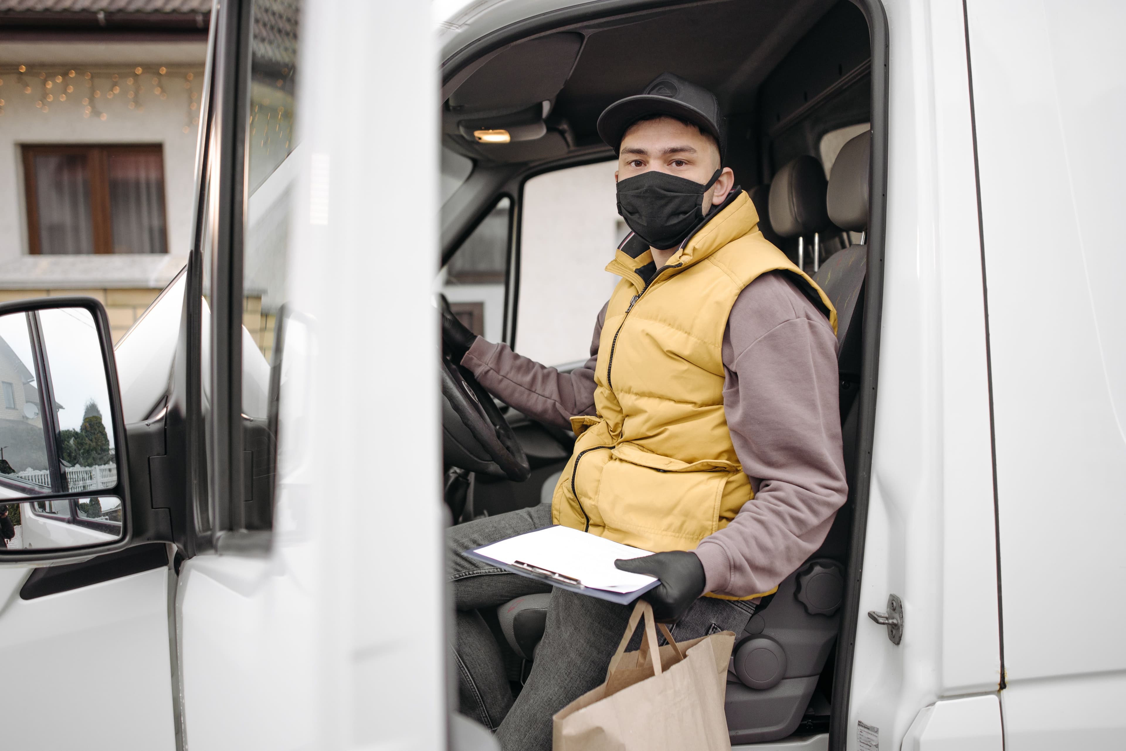 Lagerarbetare och truckförare i ett modernt lager i Sverige